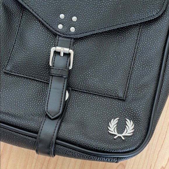 Fred Perry Black Pebble Leather Messenger Bag - Picture 2 of 5